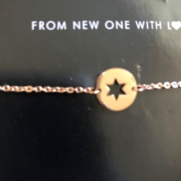 Gold tone star bracelet - Picture 2 of 3